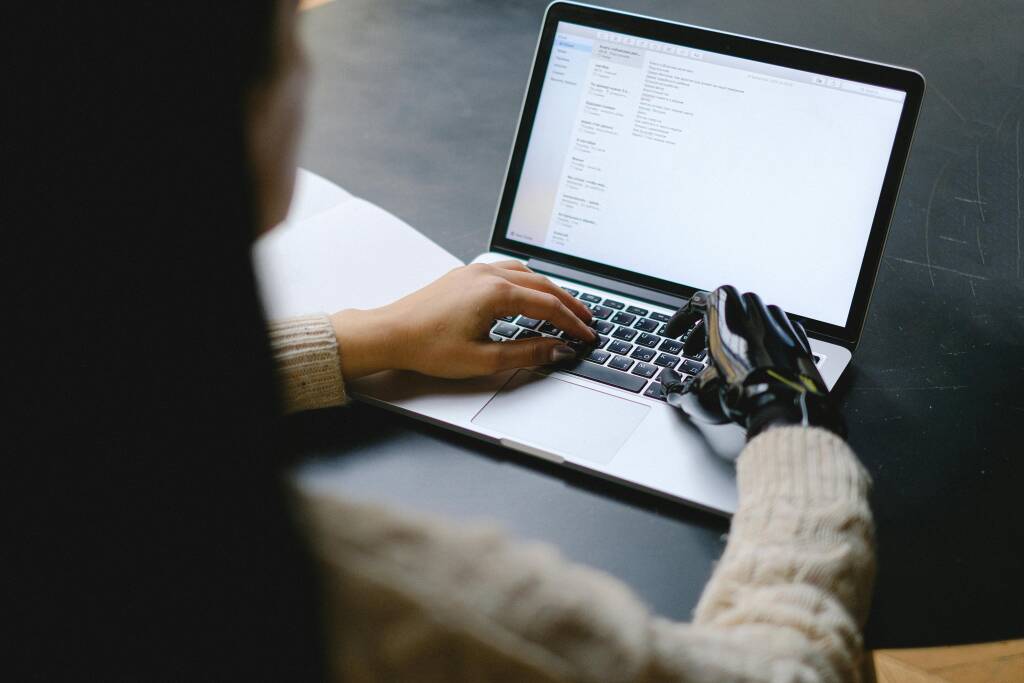 AI tools with Virtual Assistants for Real Estate Brokerages